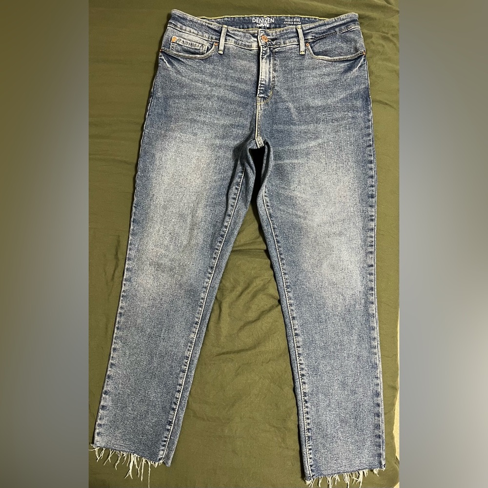 Denizen from Levi’s jeans. Size 12 W31. High-Rise Ankle Slim.